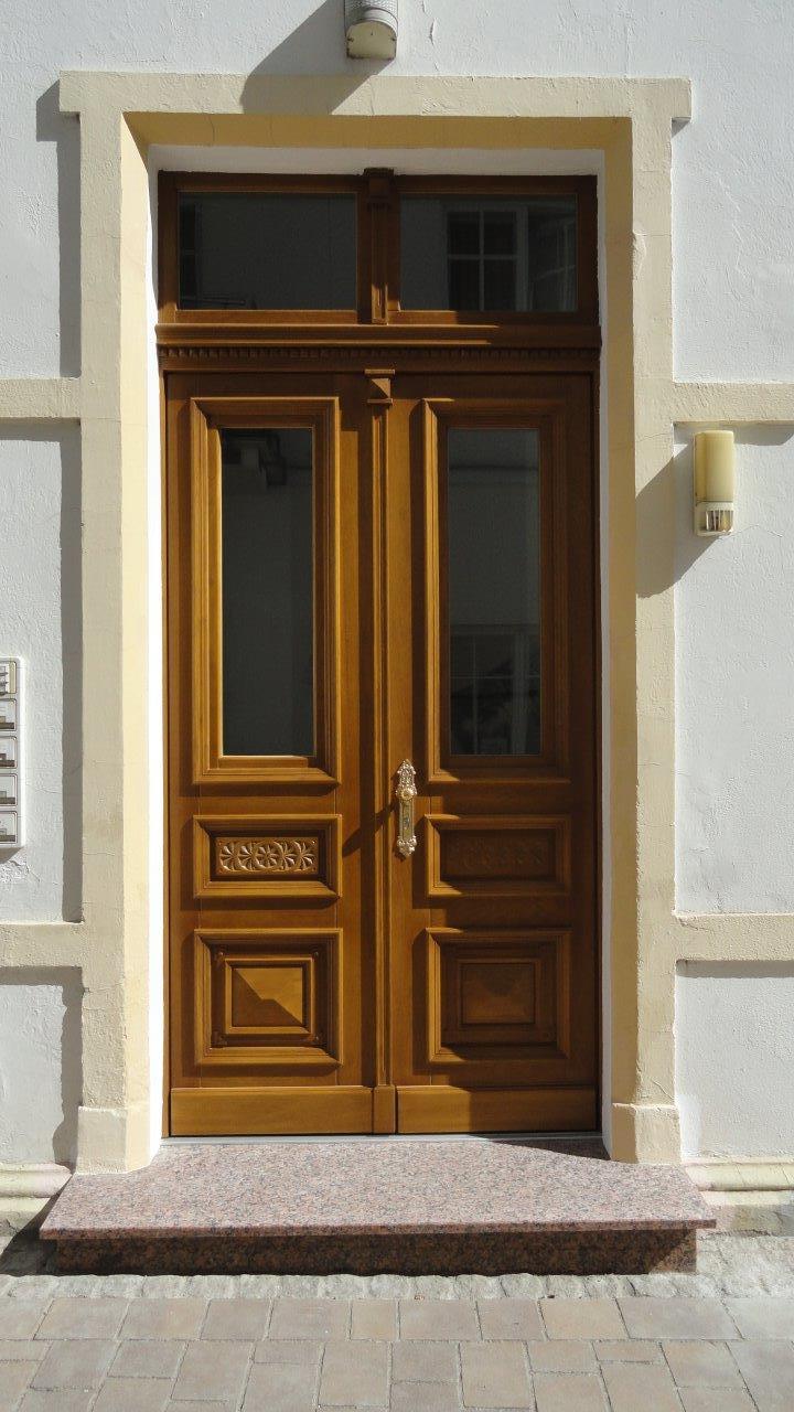 Haustüren als Nachbau im historischen Stil mit Oberlicht